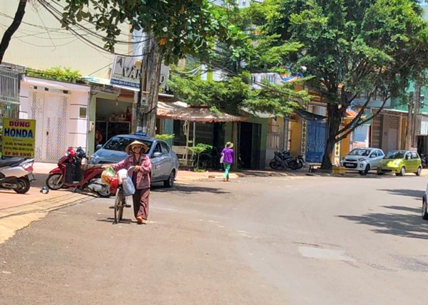 Không khó để bắt gặp những người thu mua phế liệu trên các tuyến đường. Ảnh: P.D Không khó để bắt gặp những người thu mua phế liệu trên các tuyến đường. Ảnh: P.D