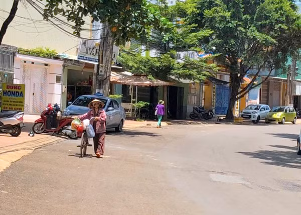 Không khó để bắt gặp những người thu mua phế liệu trên các tuyến đường. Ảnh: P.D