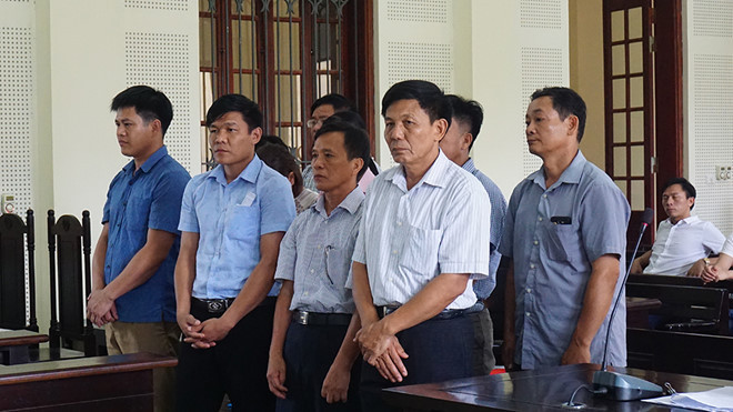 Các bị cáo tại phiên tòa (bị cáo Phan Tiến Sỹ, nguyên Trưởng BQL Rừng phòng hộ Yên Thành hàng thứ nhất, bìa phải) - ẢNH K.HOAN Các bị cáo tại phiên tòa (bị cáo Phan Tiến Sỹ, nguyên Trưởng BQL Rừng phòng hộ Yên Thành hàng thứ nhất, bìa phải) - ẢNH K.HOAN