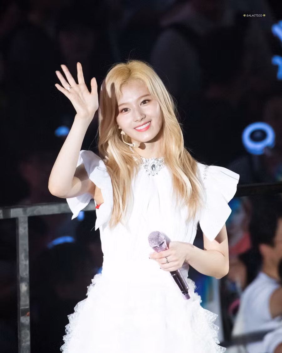  Sana có đôi mắt to, mũi cao, gương mặt trái xoan nhỏ nhắn và làn da trắng. Ảnh: Koreaboo