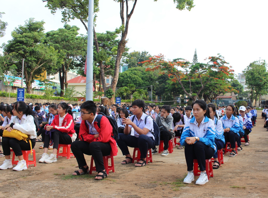 Các thí sinh tham gia kỳ thi chọn học sinh giỏi lớp 9 năm học 2019-2020. Ảnh: Hồng Thi