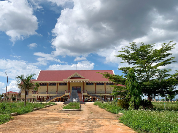 Nhà lưu niệm Anh hùng Wừu đã hoàn thành khang trang, đẹp mắt với kiến trúc nhà sàn Bahnar. Ảnh: P.L