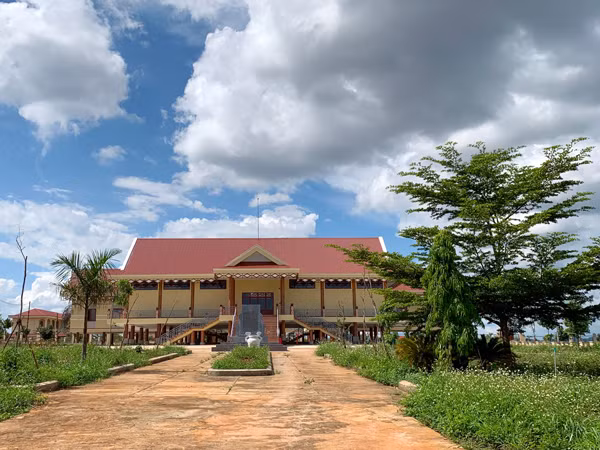 Nhà lưu niệm Anh hùng Wừu đã hoàn thành khang trang, đẹp mắt với kiến trúc nhà sàn Bahnar. Ảnh: P.L