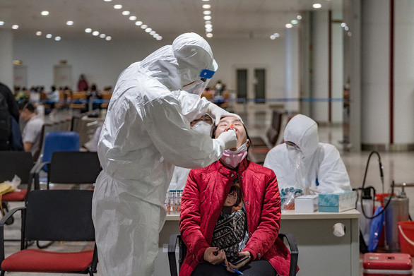 Xét nghiệm sàng lọc COVID-19 tại sân bay Nội Bài (Hà Nội) - Ảnh: NAM TRẦN