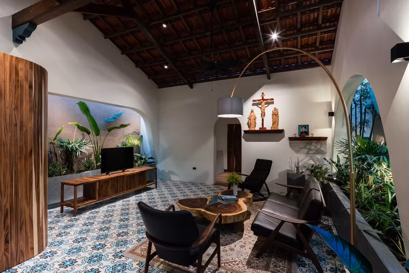 Ghế sofa bọc da cùng bàn gỗ làm từ thân cây mang đến tâm trạng thoải mái cho cả chủ lẫn khách. Ghế sofa bọc da cùng bàn gỗ làm từ thân cây mang đến tâm trạng thoải mái cho cả chủ lẫn khách.