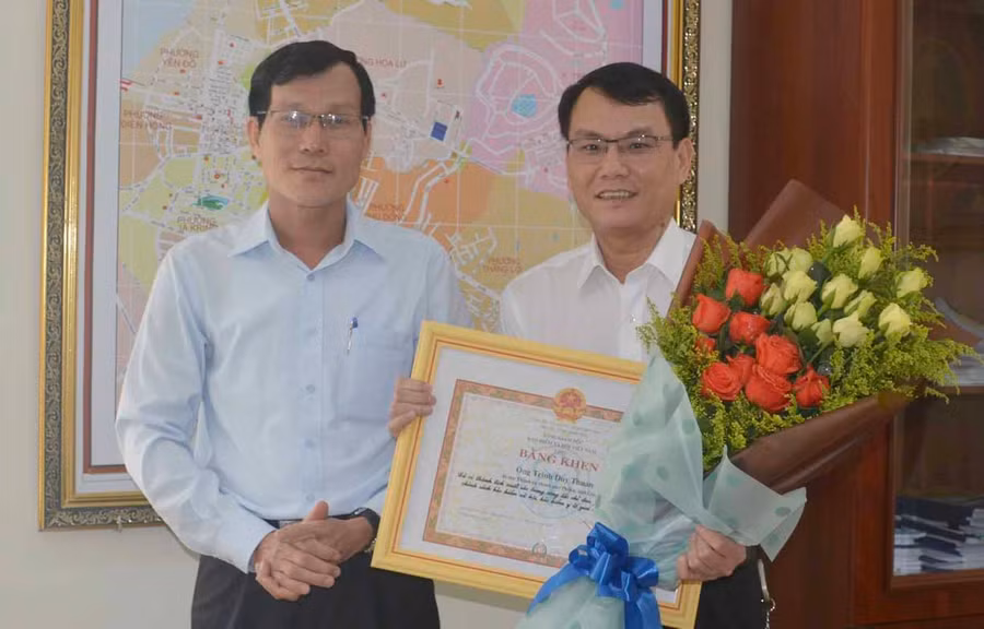 Thừa ủy quyền của Tổng Giám đốc BHXH Việt Nam, ông Trần Văn Lực- Giám đốc BHXH Gia Lai trao bằng khen cho Ủy viên Ban Thường vụ Tỉnh ủy, Bí thư Thành ủy Pleiku Trịnh Duy Thuân. Ảnh: Như Nguyện