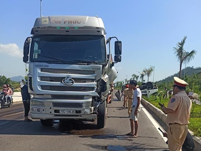 Xe đầu kéo bị hư hỏng phần đầu sau cú va chạm với xe tuần tra của CSGT - ẢNH: TỪ ĐẠT