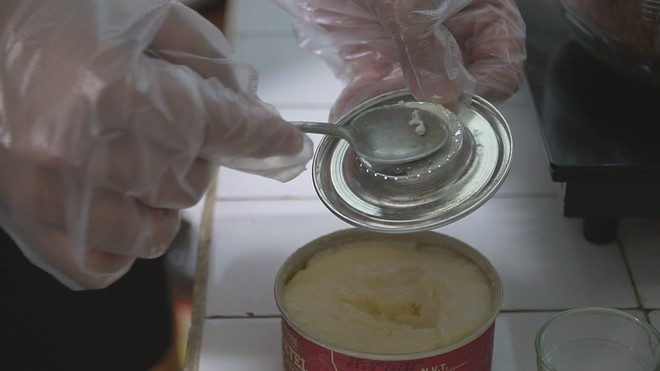 Phin cà phê được quẹt một lớp bơ Bretel để giọt cà phê thấm qua trước khi nhỏ xuống Ảnh: LÊ NAM