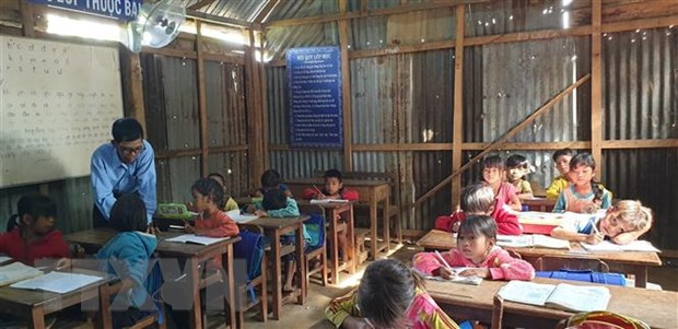 Giờ học của học sinh điểm trường Alao, xã Lơ Pang, huyện Mang Yang (Gia Lai). (Ảnh: Hồng Điệp/TTXVN) Giờ học của học sinh điểm trường Alao, xã Lơ Pang, huyện Mang Yang (Gia Lai). (Ảnh: Hồng Điệp/TTXVN)