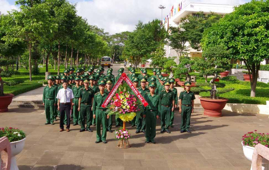 Cán bộ, chiến sĩ Tiểu đoàn tham qua Bảo tàng. Ảnh: Anh Huy 
