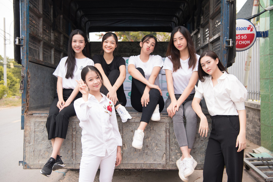 Được biết, dàn người đẹp đã vận chuyển nhiều nhu yếu phẩm đến cho mái ấm Thiện Duyên gồm: nước mắm, trứng, nước suối, mì… Ngoài ra, 200 chai gel kháng khuẩn cũng được trao tặng cho các em để bảo vệ sức khỏe cá nhân trong thời điểm bệnh dịch Covid-19 vẫn chưa hoàn toàn được đẩy lùi.