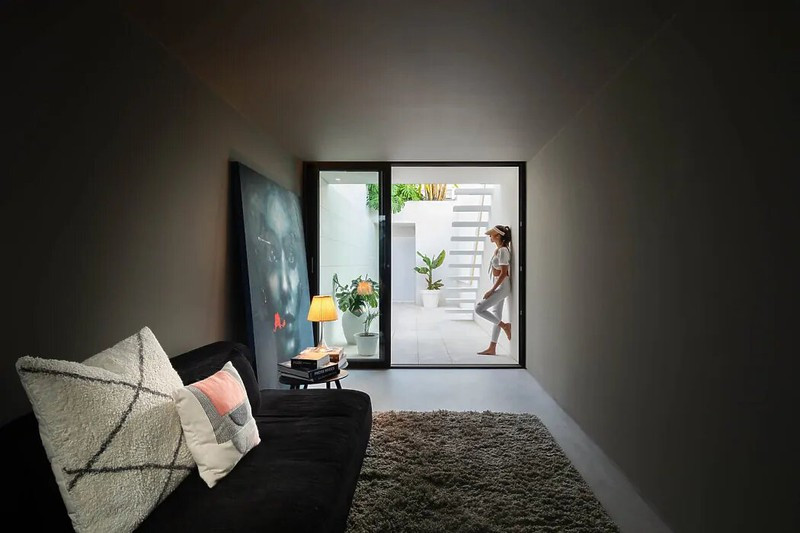 Khoảng sân trước cũng tràn ngập ánh sáng lấy trực tiếp từ giếng trời. Khoảng sân trước cũng tràn ngập ánh sáng lấy trực tiếp từ giếng trời.