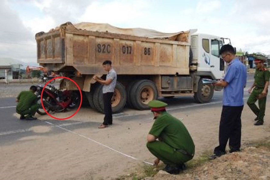 Lực lượng chức năng dựng lại hiện trường vụ tai nạn. Ảnh Công an cung cấp. Lực lượng chức năng dựng lại hiện trường vụ tai nạn. Ảnh Công an cung cấp.