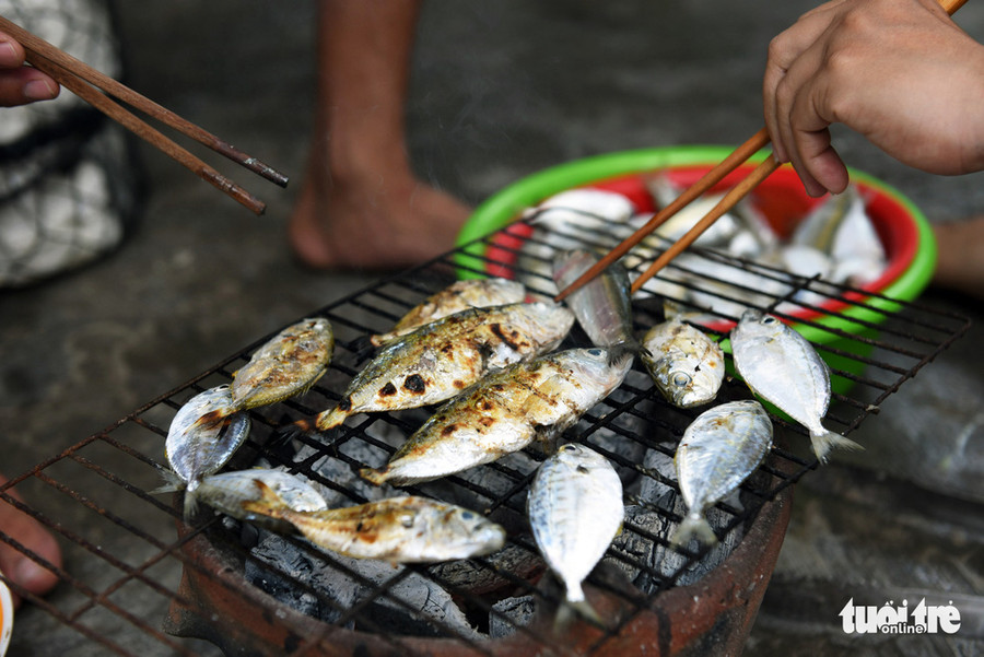 Trên đảo, dịch vụ chưa phát triển mạnh, hiện chỉ có 2 quán ăn hay mở thường xuyên, nên nếu được, hãy tự chuẩn bị những dụng cụ dã ngoại cần thiết. Tới đó, bạn có thể mua hải sản và chế biến ngay tại chỗ - Ảnh: DUYÊN PHAN