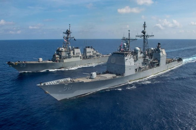 Tuần dương hạm USS Bunker Hill (phải) và khu trục hạm USS Barry đi qua Biển Đông ngày 18.4 - Ảnh: Hải quân Mỹ