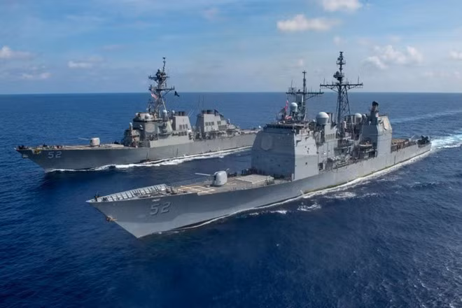 Tuần dương hạm USS Bunker Hill (phải) và khu trục hạm USS Barry đi qua Biển Đông ngày 18.4 - Ảnh: Hải quân Mỹ