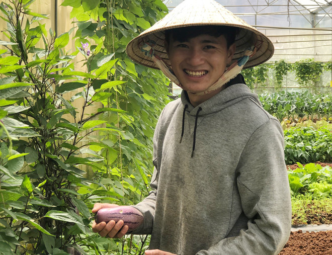 Thịnh chăm sóc vườn rau của mình Ảnh: XUÂN TRƯỜNG Thịnh chăm sóc vườn rau của mình Ảnh: XUÂN TRƯỜNG
