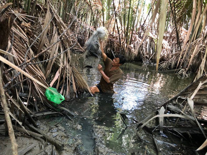 Chỉ sau thời gian tàn một điếu thuốc, ông Hơn đã mang lên một giỏ đầy cá các loại