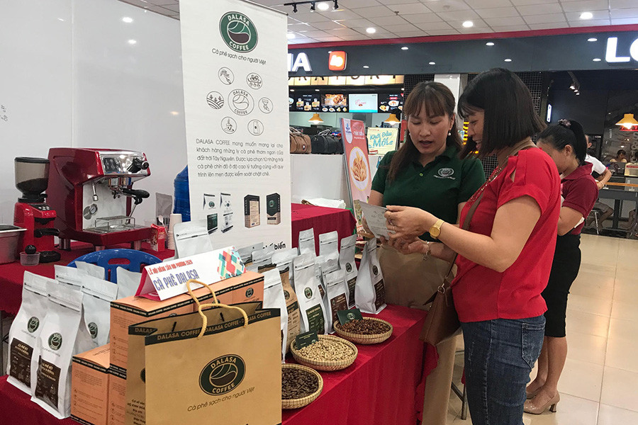 Lễ hội nông sản địa phương góp phần quảng bá và tăng tính kết nối trong vấn đề tiêu thụ sản phẩm OCOP. Ảnh: Vũ Thảo Lễ hội nông sản địa phương góp phần quảng bá và tăng tính kết nối trong vấn đề tiêu thụ sản phẩm OCOP. Ảnh: Vũ Thảo