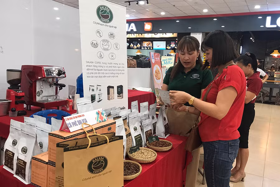 Lễ hội nông sản địa phương góp phần quảng bá và tăng tính kết nối trong vấn đề tiêu thụ sản phẩm OCOP. Ảnh: Vũ Thảo