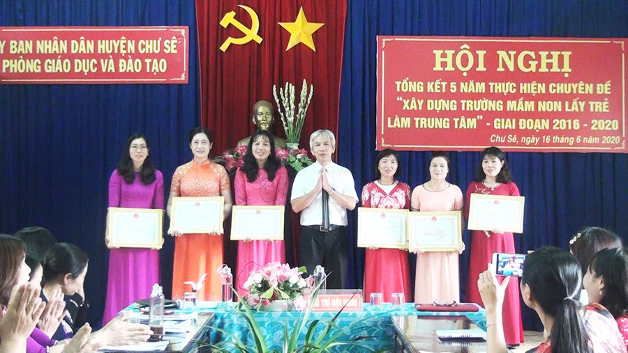 Các cá nhân và tập thể được khen thưởng tại hội nghị. Ảnh: Mỹ Đức.