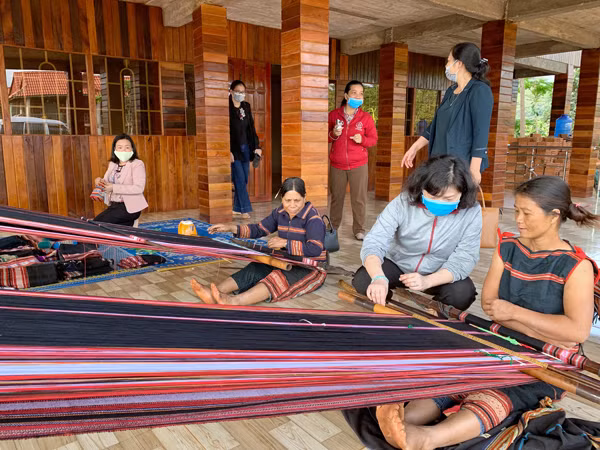 CLB dệt thổ cẩm gắn với du lịch cộng đồng tại xã Ia Mơ Nông (huyện Chư Pah)-mô hình ra đời từ phong trào thi đua của phụ nữ cơ sở. Ảnh: M.C