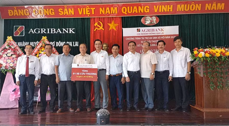 Ông Dương Quốc Anh-Phó Chủ nhiệm Ủy ban Kinh tế Quốc hội và các đại biểu tham dự buổi lễ trao tặng xe cứu thương cho Trung tâm Y tế huyện Đak Pơ. Ảnh: Sơn Ca