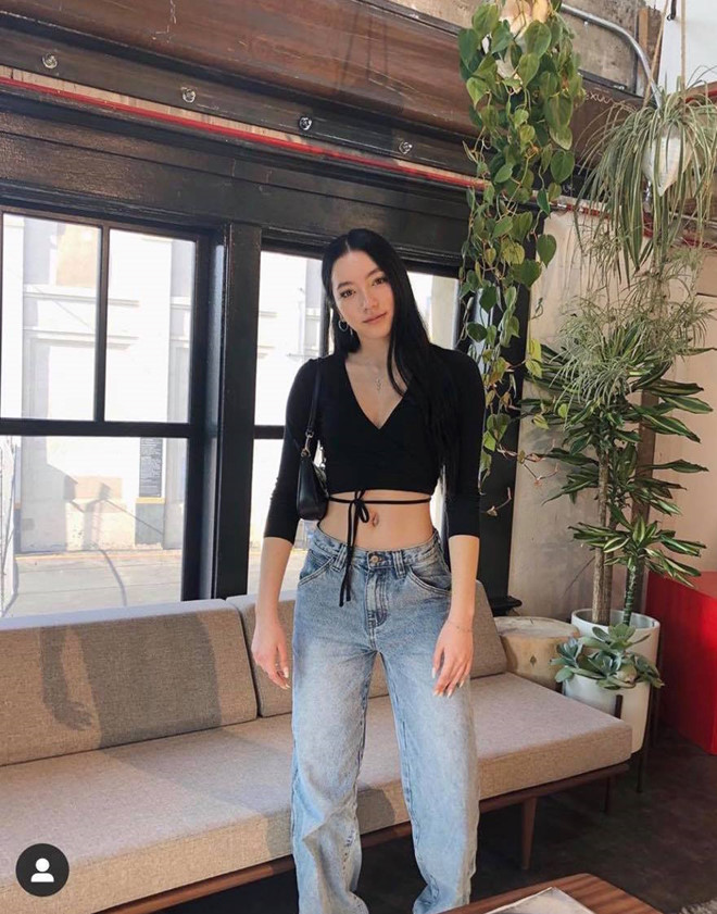 Người đẹp 21 tuổi còn thu hút bởi vóc dáng gợi cảm nhờ chăm chỉ luyện tập. Trong phong cách thời trang thường ngày, con gái của ca sĩ Thanh Hà thường lựa chọn những mẫu áo crop-top nhằm khoe vòng eo thon. Trang cá nhân của Isabella Quỳnh Tiên Hồ cũng có hơn 9.000 lượt theo dõi ẢNH: INSTAGRAM NV