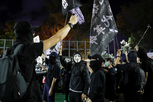 Người biểu tình tham gia lễ tưởng niệm Thiên An Môn tại Hong Kong - Ảnh: REUTERS Người biểu tình tham gia lễ tưởng niệm Thiên An Môn tại Hong Kong - Ảnh: REUTERS