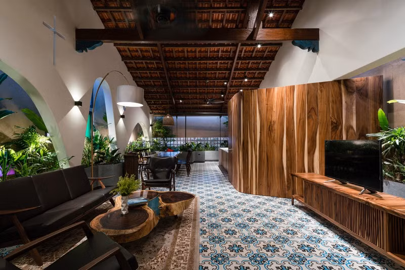 Sàn lát gạch men, mang màu sắc của những ngôi nhà trong ký ức của cô chủ. Sàn lát gạch men, mang màu sắc của những ngôi nhà trong ký ức của cô chủ.