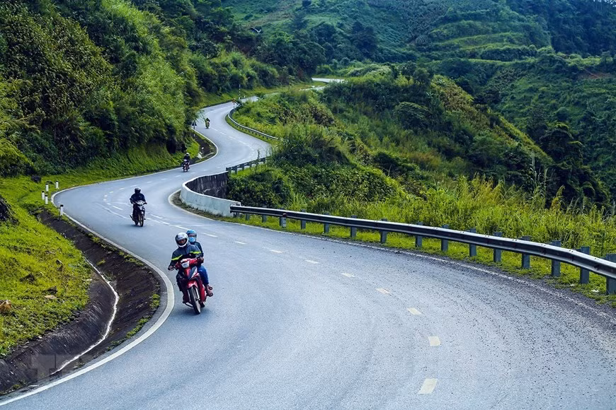 Tây Bắc nổi tiếng với những cung đường đèo núi quanh co. (Ảnh: Phan Tuấn Anh/TTXVN)