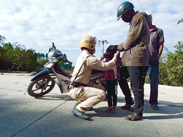 Lực lượng CSGT-TT đã tặng 5.000 khẩu trang cho người dân. Ảnh: V.N