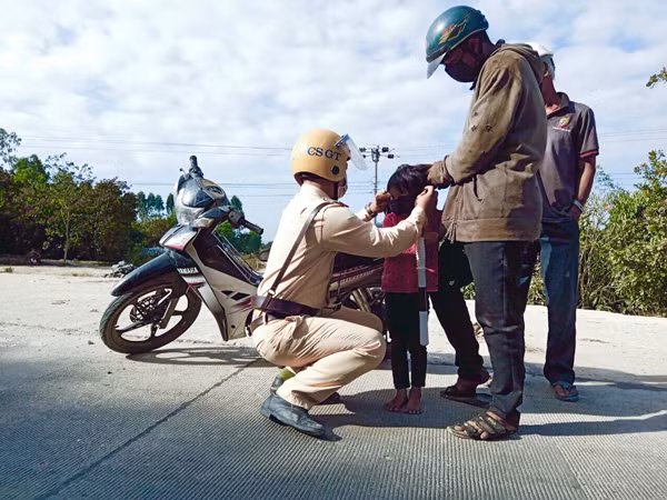 Lực lượng CSGT-TT đã tặng 5.000 khẩu trang cho người dân. Ảnh: V.N