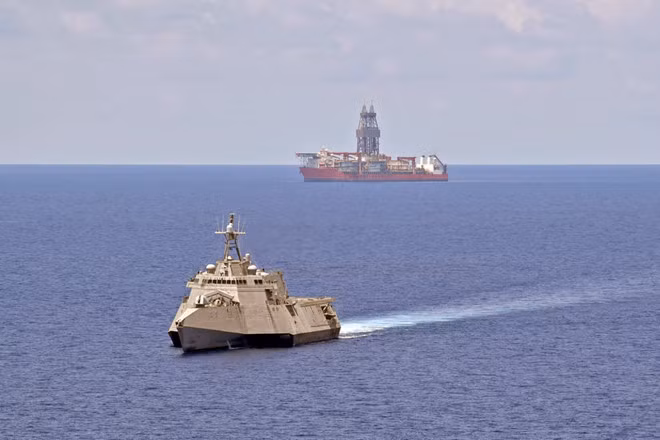  Tàu tác chiến cận bờ của Mỹ USS Gabrielle Giffords hoạt động gần tàu khoan thăm dò West Capella của Malaysia ở Biển Đông ngày 12.5 - Ảnh: Hải quân Mỹ
