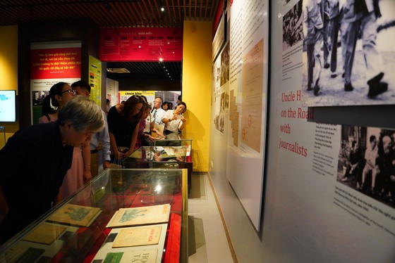 Sau Lễ khai trương, đông đảo các thế hệ làm báo tới tham quan. Ảnh: ĐỖ TRUNG Sau Lễ khai trương, đông đảo các thế hệ làm báo tới tham quan. Ảnh: ĐỖ TRUNG