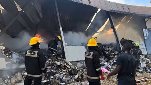 Những kẻ tấn công đã châm lửa đốt cả kho vải để phi tang xác của 3 người Trung Quốc - Ảnh chụp màn hình