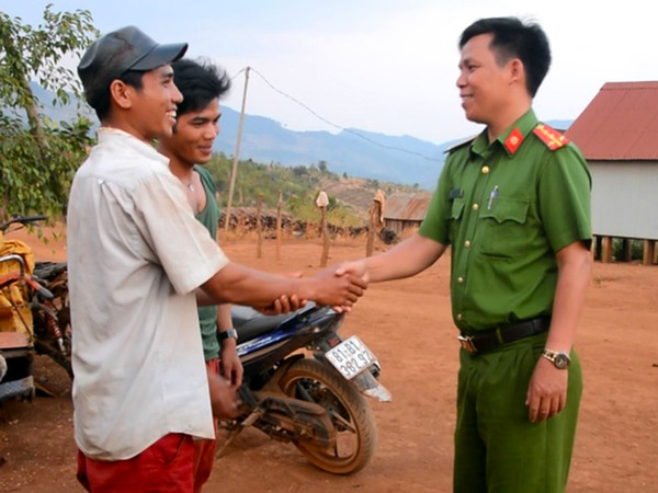 Anh Chrứ gặp gỡ bà con làng Pờ Yầu (xã Lơ Pang, huyện Mang Yang). Ảnh: T.T