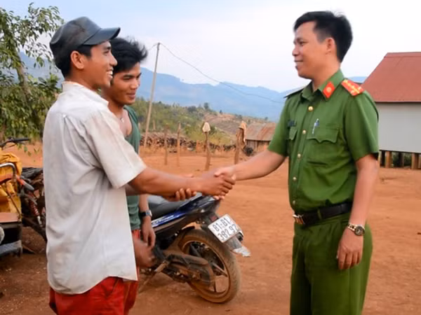 Anh Chrứ gặp gỡ bà con làng Pờ Yầu (xã Lơ Pang, huyện Mang Yang). Ảnh: T.T