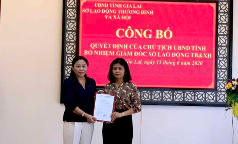Phó Chủ tịch UBND tỉnh Huỳnh Nữ Thu Hà trao quyết định bổ nhiệm Giám đốc Sở Lao động-Thương binh và Xã hội cho bà Rcom Sa Duyên. Ảnh: Lê Hòa