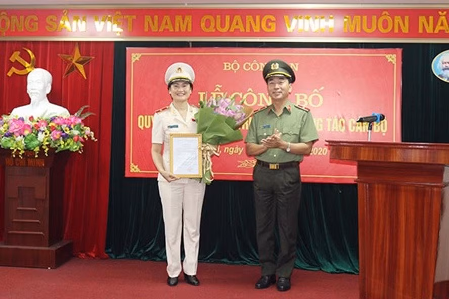 Thứ trưởng Bộ Công an Trần Quốc Tỏ chúc mừng tân nữ cục trưởng. Ảnh: Bộ Công an. Ảnh: Bộ Công an. Thứ trưởng Bộ Công an Trần Quốc Tỏ chúc mừng tân nữ cục trưởng. Ảnh: Bộ Công an. Ảnh: Bộ Công an.