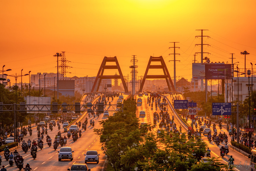 Hoàng hôn trên cầu Bình Lợi, quận Bình Thành, TP.HCM - Ảnh: Võ Hùng Mạnh