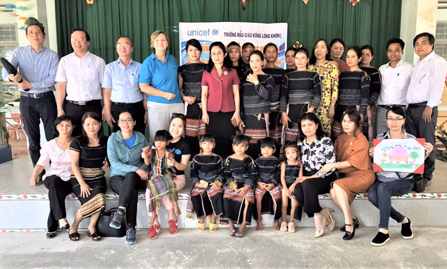  Đoàn công tác của UNICEF, Ban Quản lý dự án PTTTTD tỉnh khảo sát mô hình thư viện thân thiện tại Trường Mầm non Kông Lơng Khơng (xã Kông Lơng Khơng, huyện Kbang). Ảnh: U.N