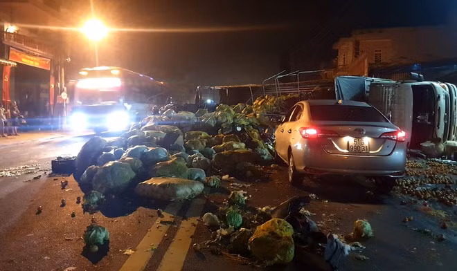 Rau, củ, qua bung ra khỏi thùng xe tải vương vãi khắp nơi trên QL 20 - Ảnh: Trùng Dương