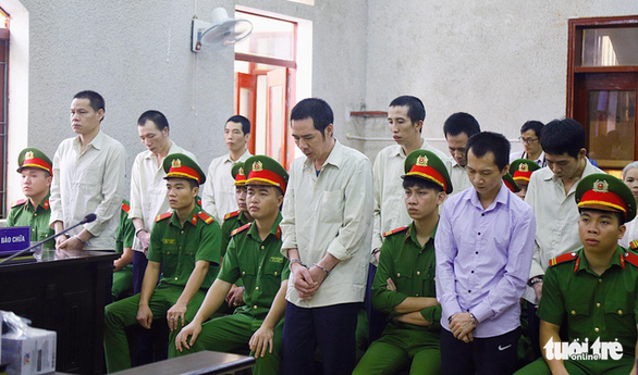 Nhóm bị cáo cưỡng bức, sát hại nữ sinh giao gà nghe HĐXX tuyên án - Ảnh: DANH TRỌNG Nhóm bị cáo cưỡng bức, sát hại nữ sinh giao gà nghe HĐXX tuyên án - Ảnh: DANH TRỌNG