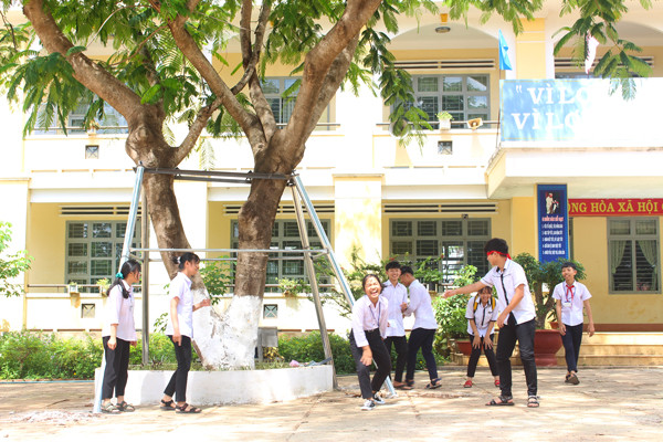 Học sinh Trường Tiểu học và THCS Lê Văn Tám (TP. Pleiku) vui chơi dưới bóng mát cây phượng được Gia Lai Pickup Club gia cố. Ảnh: N.G
