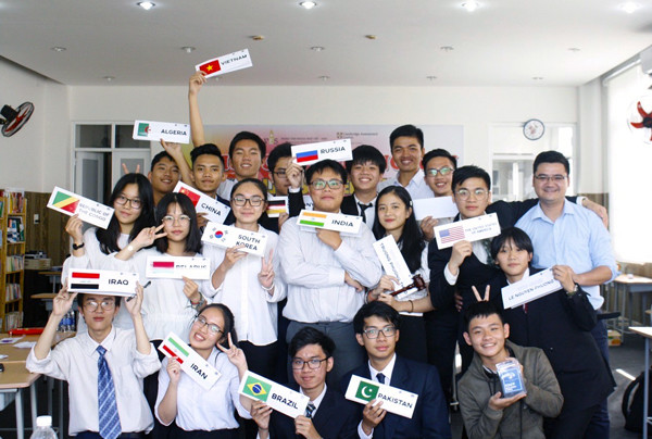 Các thành viên CLB tranh biện Tiếng Anh (Trường THPT chuyên Hùng Vương) tổ chức hội nghị “Hung Vuong Model United Nations” mô phỏng cuộc họp của Liên hợp quốc. Ảnh: T.B