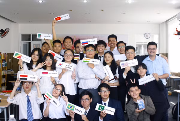 Các thành viên CLB tranh biện Tiếng Anh (Trường THPT chuyên Hùng Vương) tổ chức hội nghị “Hung Vuong Model United Nations” mô phỏng cuộc họp của Liên hợp quốc. Ảnh: T.B