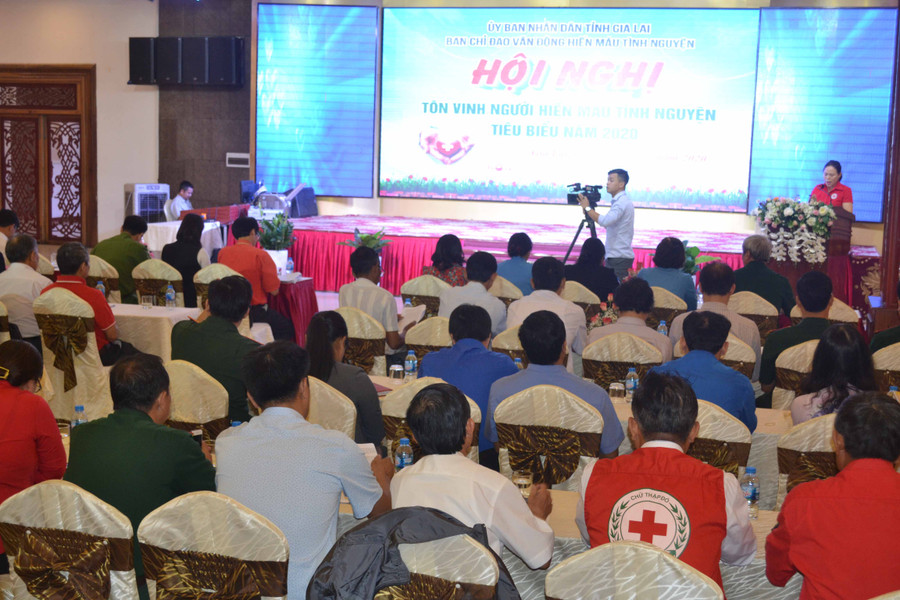 Hội nghị Tôn vinh người Hiến máu tình nguyện tiêu biểu năm 2020. Ảnh: Hoàng Cư