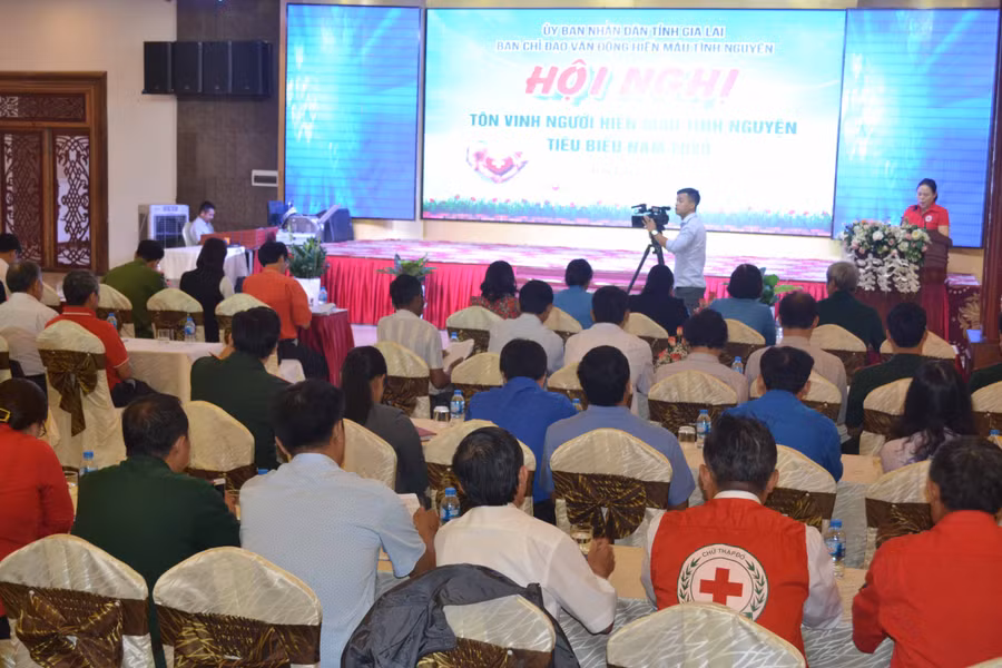 Hội nghị Tôn vinh người Hiến máu tình nguyện tiêu biểu năm 2020. Ảnh: Hoàng Cư