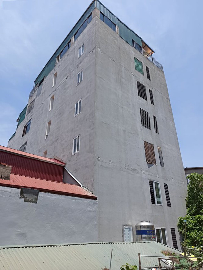 Tại TP Hà Nội xuất hiện nhiều công trình nhà ở riêng lẻ chia nhỏ căn hộ, tự ý nâng tầng... theo dạng các khu nhà chung cư mini rồi tự do mua bán, chuyển nhượng. (Trong ảnh, khu chung cư mini tại số 58b+58C, ngõ 117 Thái Hà, phường Trung Liệt (quận Đống Đa) xây dựng vượt giấy phép, chia nhỏ thành gần 50 căn hộ để bán và cho thuê làm ảnh hưởng đến an ninh trật tự người dân xung quanh).